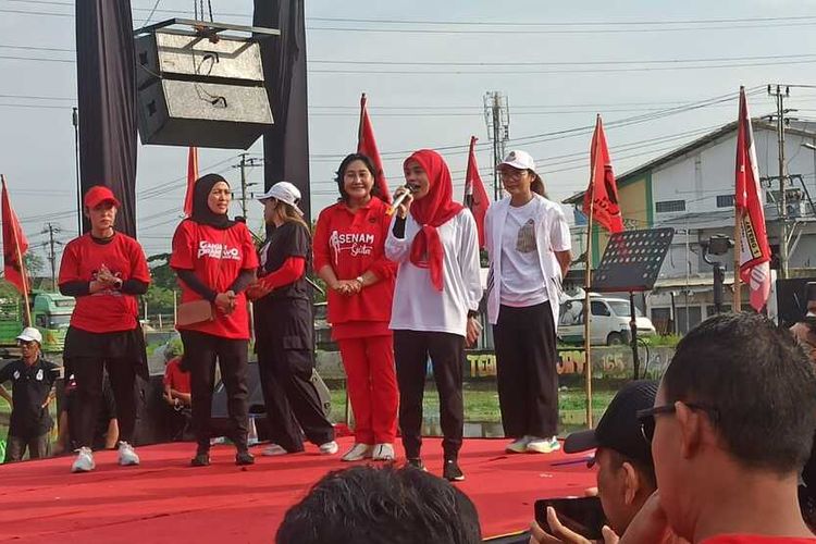 Istri capres nomor urut 03 Ganjar Pranowo, Siti Atikoh bertemu warga di Bandarharjo, Semarang Utara, Kota Semarang, Sabtu (30/12/2023).