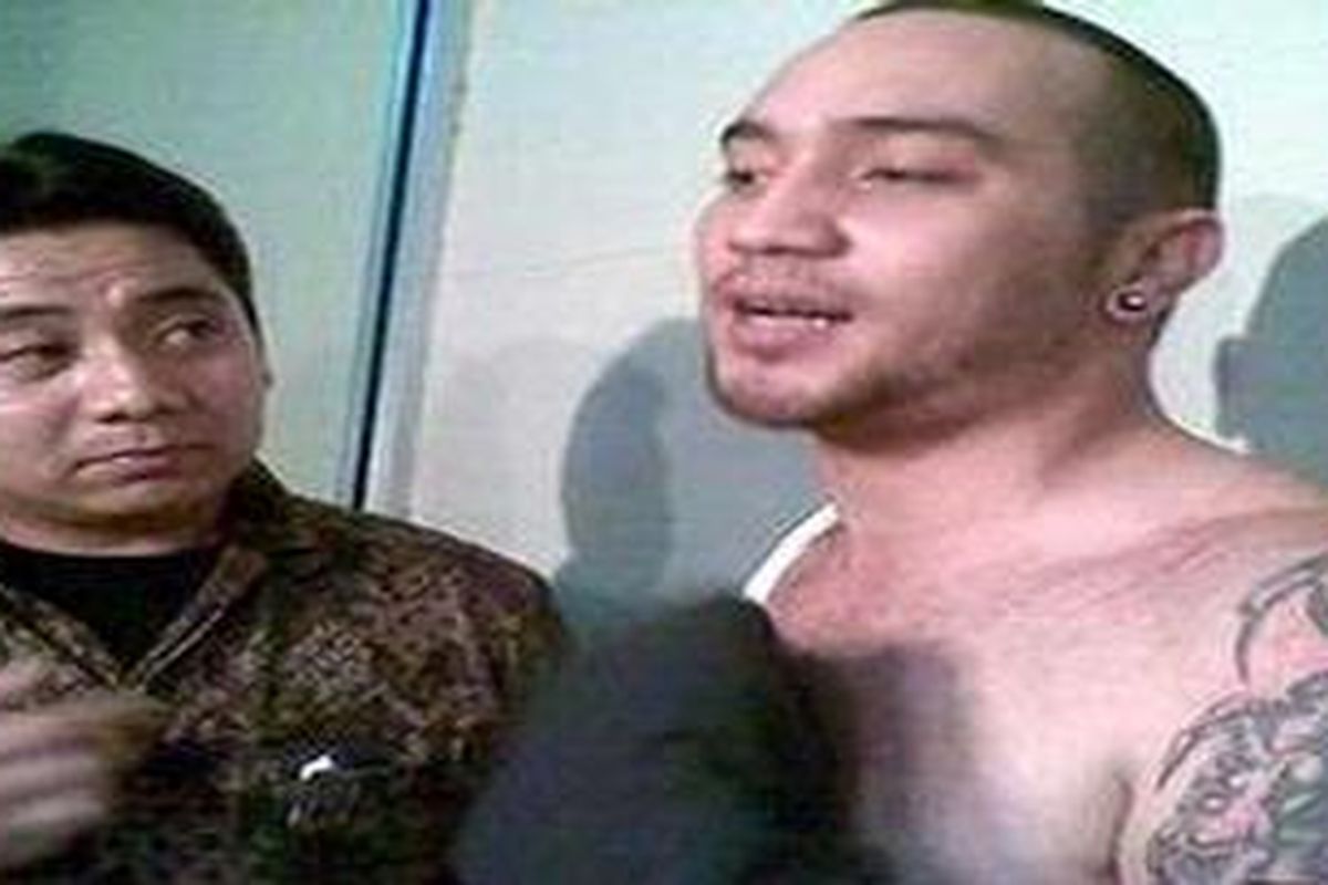 Gary Iskak (kanan), didampingi oleh kuasa hukumnya, Sandhy Arifin, SH, melaporkan Ima Risma, yang terlibat pertengkaran dengannya pada Senin (10/5/2010), ke Polda Metro Jaya pada hari yang sama.  