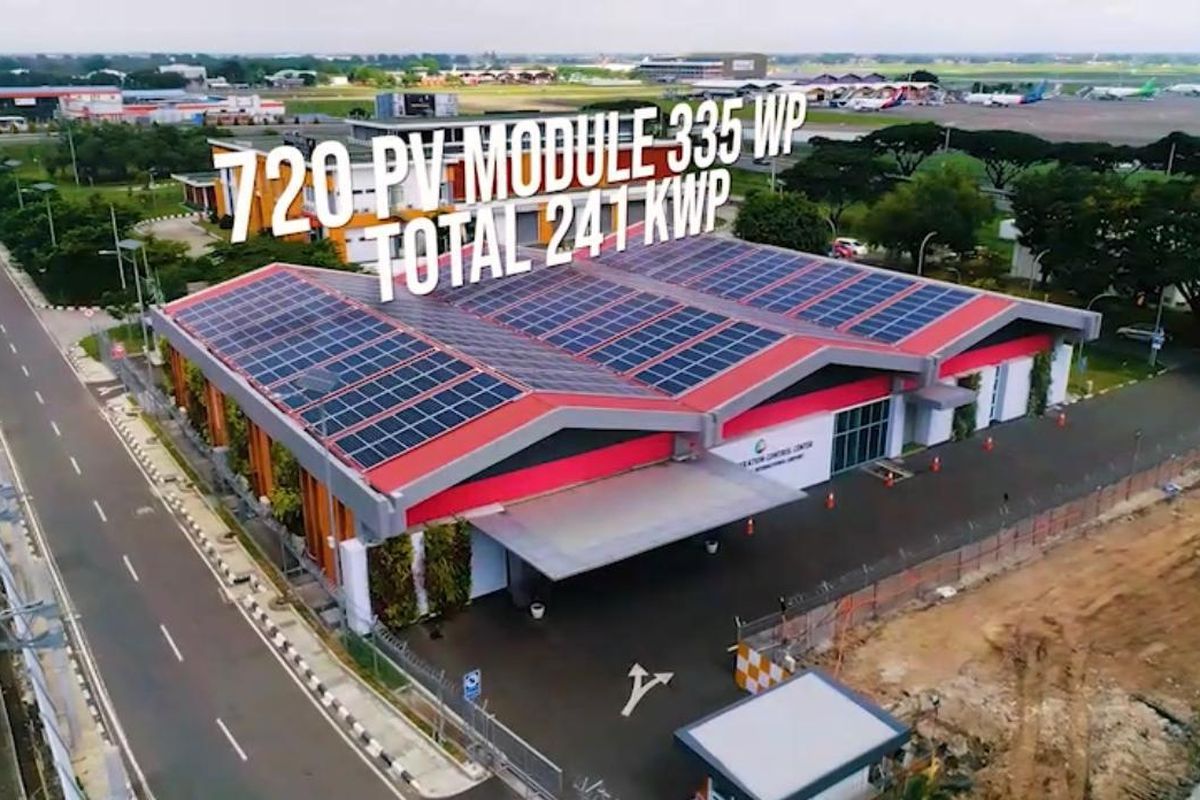 Gedung Airport Operation Control Center (AOCC) di Bandara Soekarno-Hatta dipasang solar panel untuk Pembangkit Listrik Tenaga Surya (PLTS)