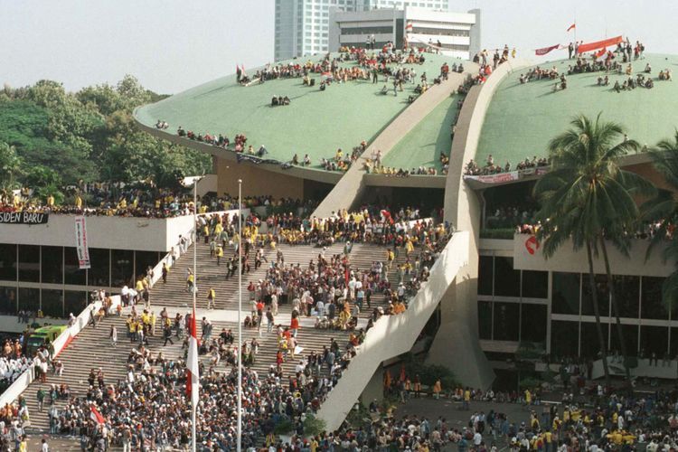 Mahasiswa se-Jakarta, Bogor, Tangerang, dan Bekasi mendatangi Gedung MPR/DPR, Mei 1998, menuntut reformasi dan pengunduran diri Presiden Soeharto. Sebagian mahasiswa melakukan aksi duduk di atap Gedung MPR/DPR. 

