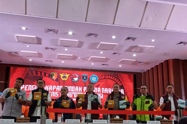 Konferensi pers Direktorat Tindak Pidana Narkoba Bareskrim soal peredaran gelap narkotika melalui jaalur udara. Konferensi pers digelar di Mabes Polri, Jakarta, Kamis (18/4/2024).