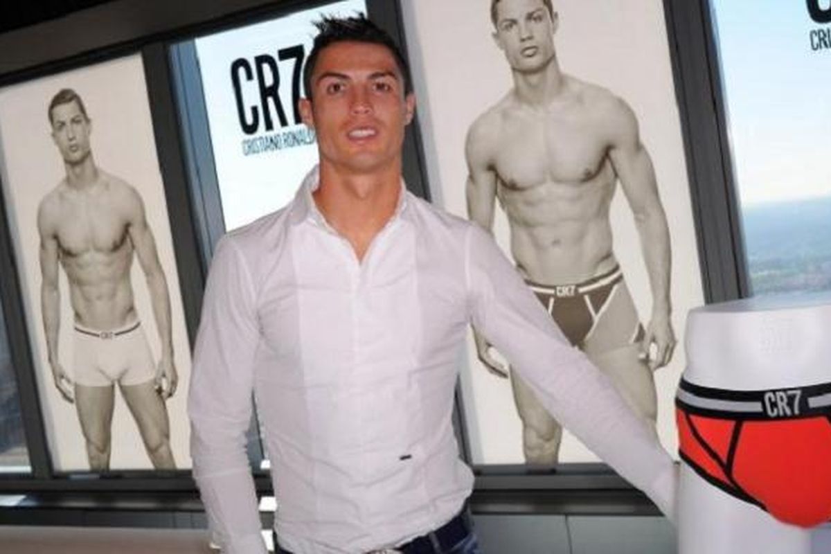 Cristiano Ronaldo saat berpose dengan produk celana dalam merek CR7.