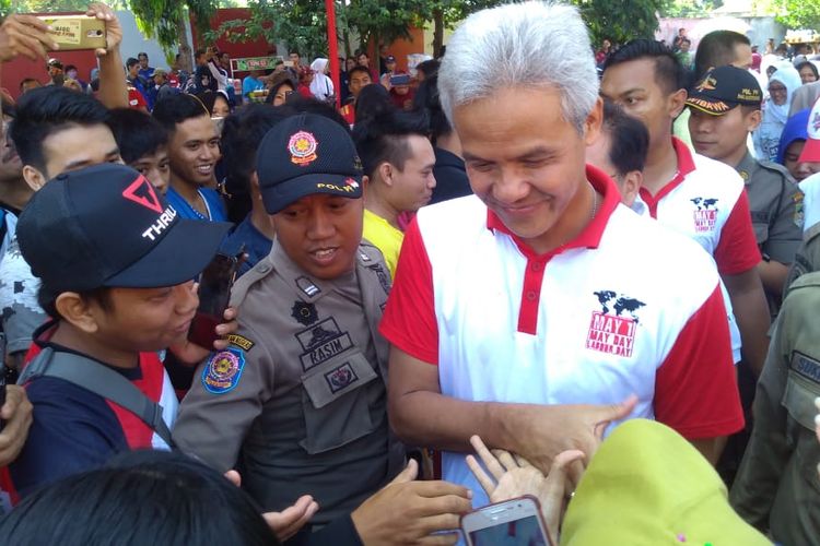 Gubernur Jawa Tengah Ganjar Pranowo menghadiri peringatan Hari Buruh di kompleks Dinakerkop Banyumas, Purwokerto, Jawa Tengah, Rabu (15/2019).