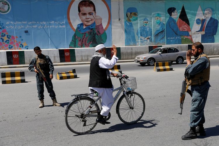 Dua orang anggota kepolisian Afghanistan berjaga di pos pemeriksaan selama Idul Fitri di Kabul, pada 24 Mei 2020.