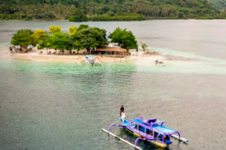 Hamparan pasir putih dan laut biru mengelilingi Gili Kedis, pulau kecil di Lombok yang semakin dikenal sebagai destinasi wisata alternatif.