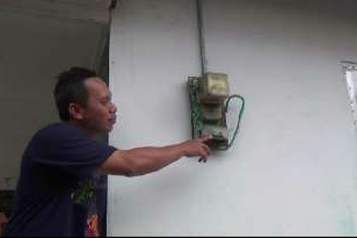 Risdianto warga Temberan Pangkalpinang Kepulauan Bangka Belitung merasa khawatir masuk daftar pelanggan yang subsidi listriknya ditarik.