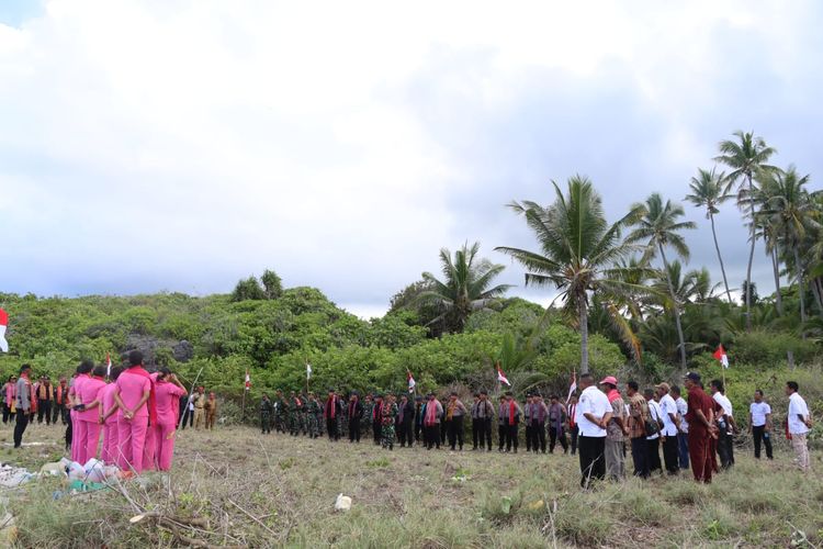 Aparat TNI Polri dan para kepala desa di Kecamatan Pulau Letti, Kabupaten Maluku Barat Daya, Provinsi Maluku menggelar upacara peringatan Hari Lahir Pancasila di tugu perbatasan Insonesia-Australia di wilayah tersebut, Rabu (1/6/2022)