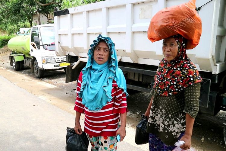 Korban longsor Gowa bercerita mereka nekat menembus jalur trans Sulawesi demi mendapatkan bantuan sembako dari relawan yang melintas, Jumat (01/02/2019).