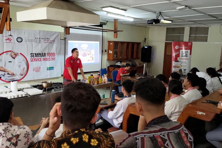 Ajinomoto dalam seminar Modern Cooking pada 26 Mei 2023 di Politeknik Pariwisata NHI Bandung, mengedukasi calon chef atau jurumasak dengan kampanye Bijak Garam.

