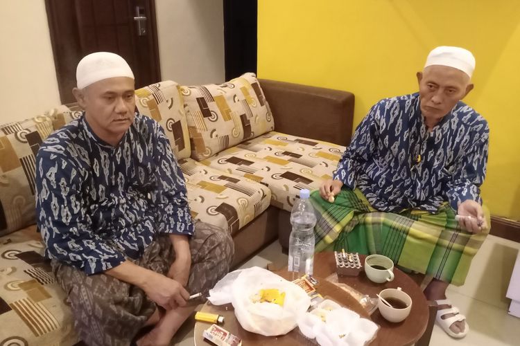 Aliwafa (60), salah satu jemaah umrah asal Jember, Jawa Timur, yang gagal berangkat ke Mekkah akibat tak ada petugas Kantor Kesehatan Pelabuhan Kelas I Surabaya Wilayah Kerja Juanda yang melakukan validasi di Bandara Internasional Juanda, Sidoarjo, Jawa Timur.