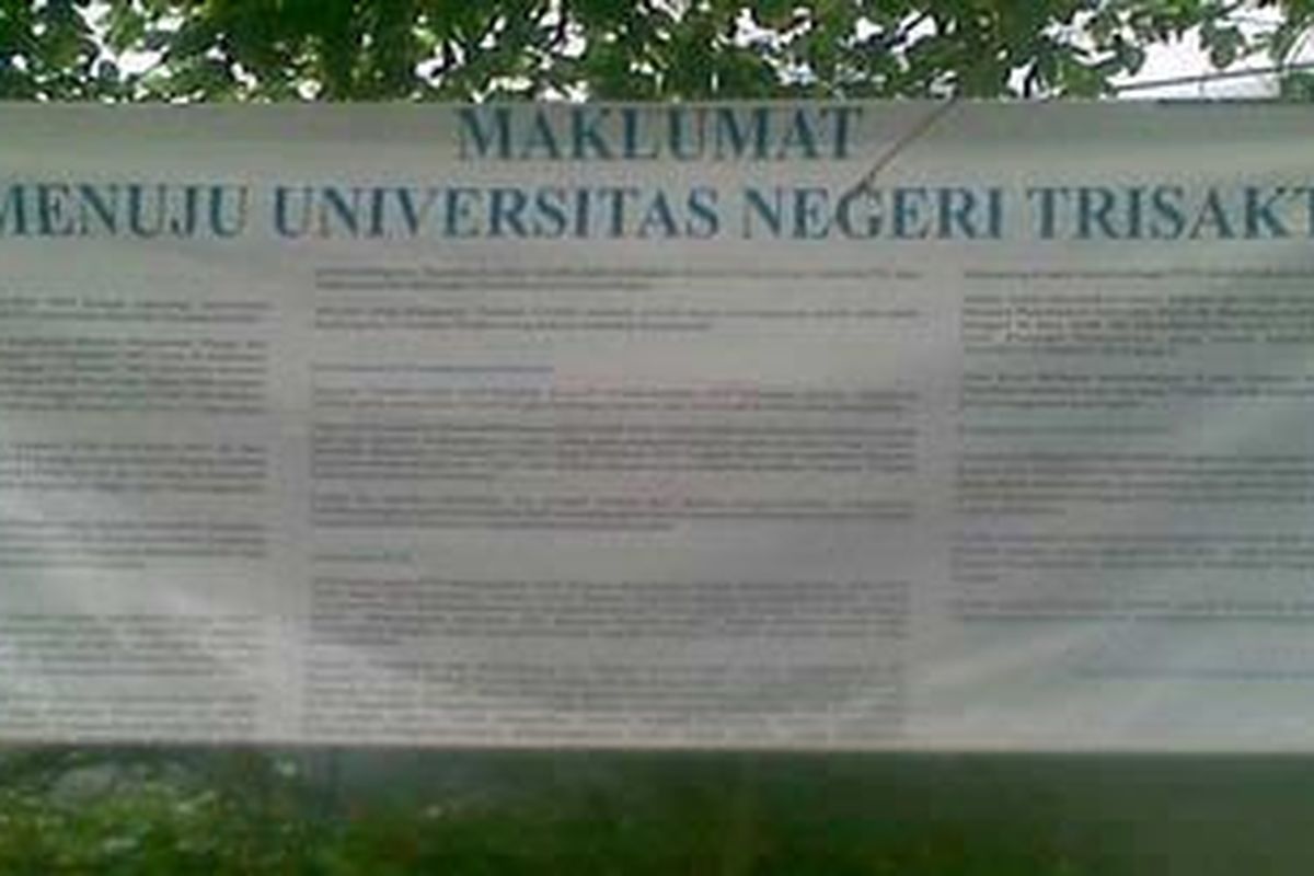 Salah satu spanduk yang dipajang di lingkup Kampus Trisakti, Grogol, Jakarta Barat. Spanduk itu berisikan maklumat tekad universitas tersebut menjadi Perguruan Tinggi Negeri. Foto: Kamis, 19 April 2011