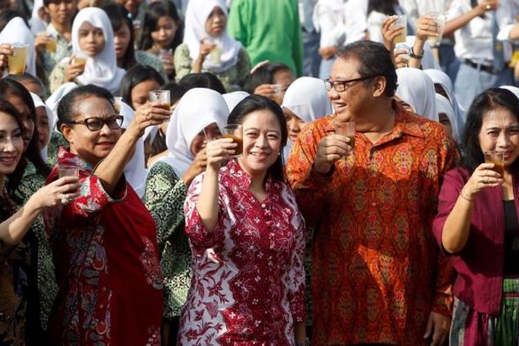 Menko PMK, Puan Maharani,  Menteri Yohana Yembise, Menteri Koperasi dan Usaha Kecil Menengah AAGN Puspayoga, dalam kampanye minum jamu sehat di Sukoharjo, Jawa Tengah.
