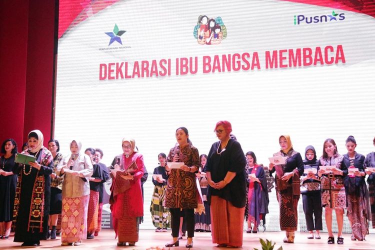 Sejumlah tokoh perempuan Indonesia tampil dalam deklarasi gerakan Ibu Bangsa Membaca di Auditorium Perpustakaan Nasional, Jakarta, Kamis (13/12/2018).