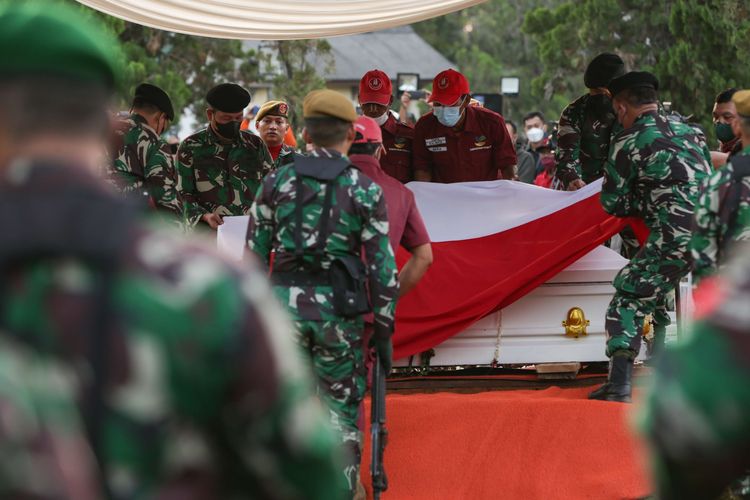 Pemakaman jenazah Menteri Pendayagunaan Aparatur Negara dan Reformasi Birokrasi (Menpan-RB) Tjahjo Kumolo di Taman Makam Pahlawan Kalibata, Jakarta, Jumat (1/7/2022). Tjahjo Kumolo meninggal setelah dirawat di Rumah Sakit Abdi Waluyo, Jakarta Pusat, selama hampir dua pekan.