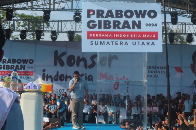 Wali Kota Medan Bobby Nasution saat menyampaikan sambutan di acara konser Indonesia maju di Stadion Baharoedin Siregar, Deli Serdang, Rabu (7/2/2024)