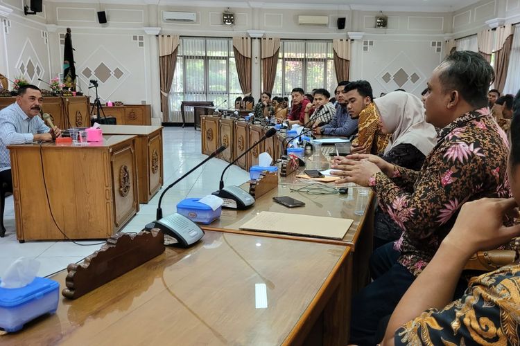 Perwakilan tenaga honorer menggelar audiensi dengan Ketua Komisi 1 DPRD Banyumas, Sardi Susanto, di gedung DPRD Banyumas, Jawa Tengah, Rabu (8/5/2024).