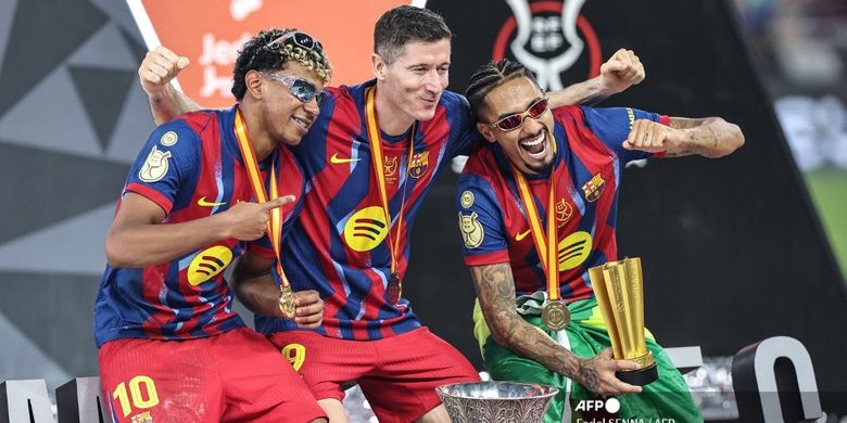 Para pemain Barcelona, Lamine Yamal, Robert Lewandowski, dan Raphinha merayakan keberhasilan menjadi juara Piala Super Spanyol. Hasil Barcelona vs Real Madrid pada Minggu malam waktu setempat atau Senin (12/1/2026) dini hari ini berakhir dengan skor tipis 3-2.