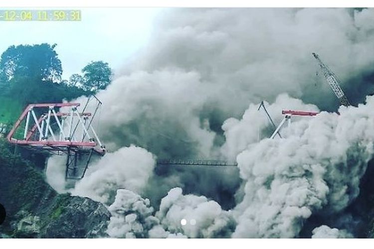 APG gunung semeru sudah melewati jembatan geladak perak