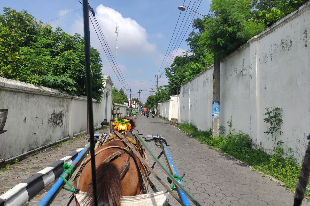 Naik andong keliling Keraton Surakarta.