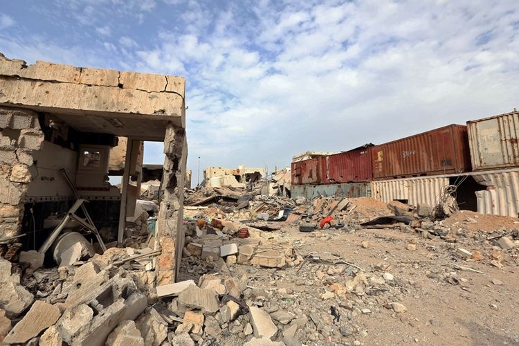 Sisa-sisa kehancuran akibat serangan yang dilancarkan melawan ISIS di distrik Al-Giza Al-Bahriya di Sirte, Libya. Foto diambil pada Desember 2016.