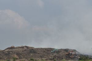 Sudah Lima Hari, Apa Penyebab Kebakaran TPA Jatiwaringin Belum Padam?