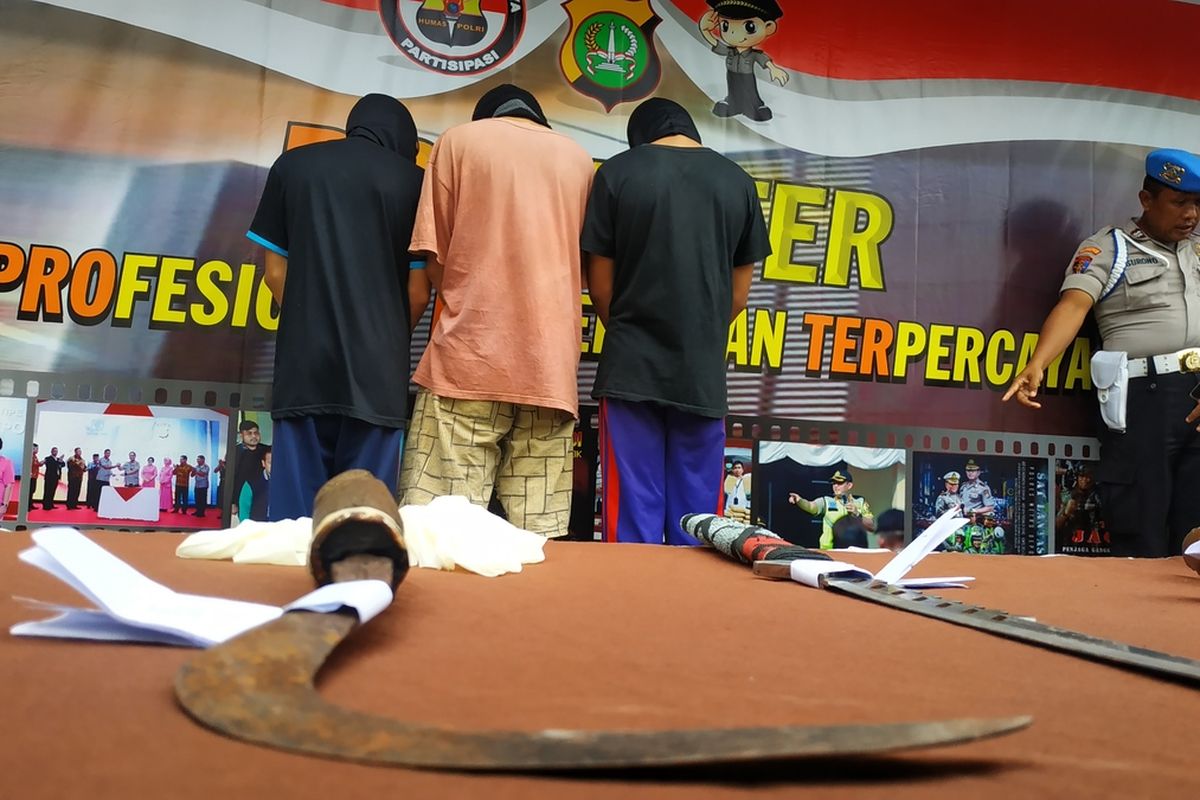 Tiga pelajar SMK yang menganiaya dan membunuh lawan tawurannya di Sawangan, Depok, Jawa Barat, Kamis (31/1/2020). Mereka kini ditahan polisi bersama barang bukti celurit yang dipakai.