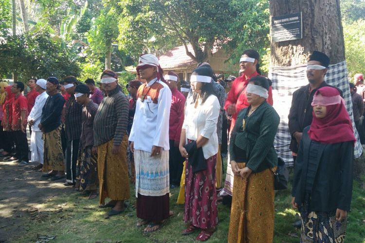 Peserta upacara bendera di Ndalem Pojok, Desa Pojok, Kecamatan Wates, Kabupaten Kediri, Jawa Timur, Rabu (17/8/2017), menutup mata dengan kain sebagai protes sejarah.