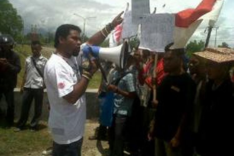 Aksi unjuk rasa warga Desa Oenbit dan LMND Kefamenanu, Timor Tengah Utara (TTU), NTT di depan kantor DPRD Kabupaten TTU untuk menutup pertambangan mangan di desa mereka, Kamis (26/2/2015)