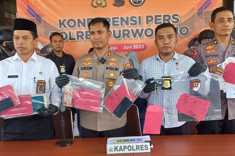 sepasang suami-istri asal Kabupaten Kebumen Jawa Tengah ditangkap aparat kepolisian di Purworejo. Pasalnya, kedua orang tersebut menggelapkan uang pendaftaran umroh.  Setelah diselidiki, uang pendaftaran umroh para jemaah tersebut dibuat untuk bermain trading crypto.