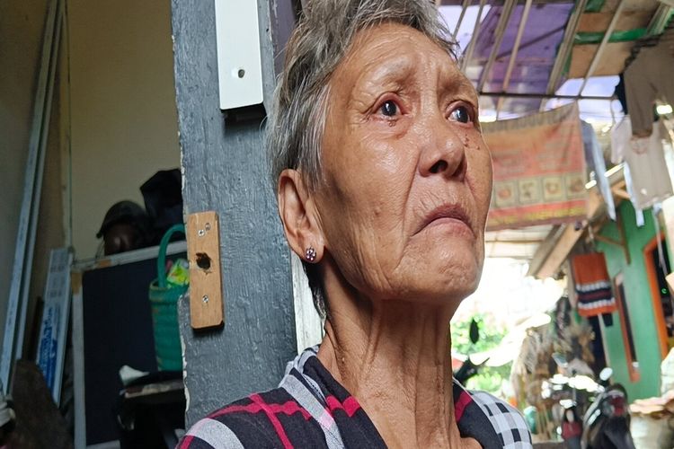 Bu Nyai (67) menangis melihat rumahnya yang ikut terbakar dalam insiden kebakaran di permukiman padat penduduk RT 008 RW 010 Pademangan Timur, Pademangan, Jakarta Utara, Sabtu (22/10/2022) malam. Ia menangisi rumahnya dan warga lain yang hangus terbakar, juga tetangganya yang tewas dalam insiden ini.