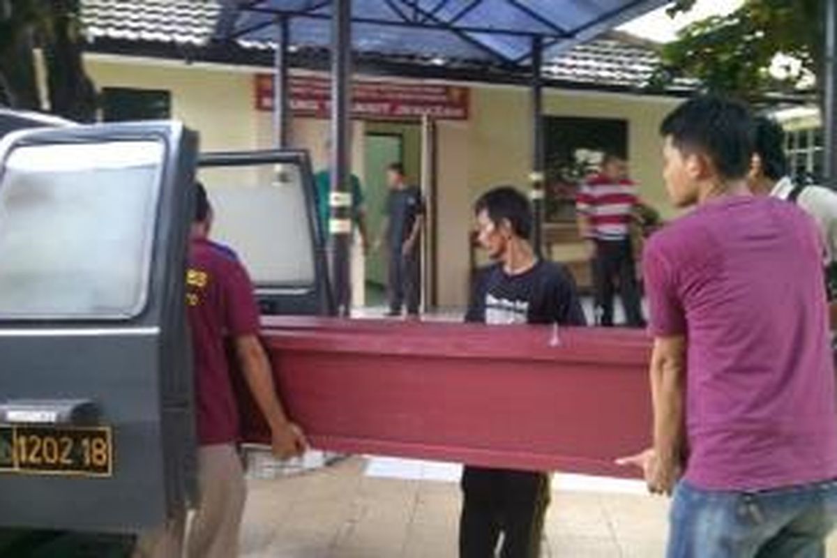 Jenazah Dimas saat dimasukkan ke dalam mobil di RS Polri Kramat Jati, Sabtu (26/4/2014). 