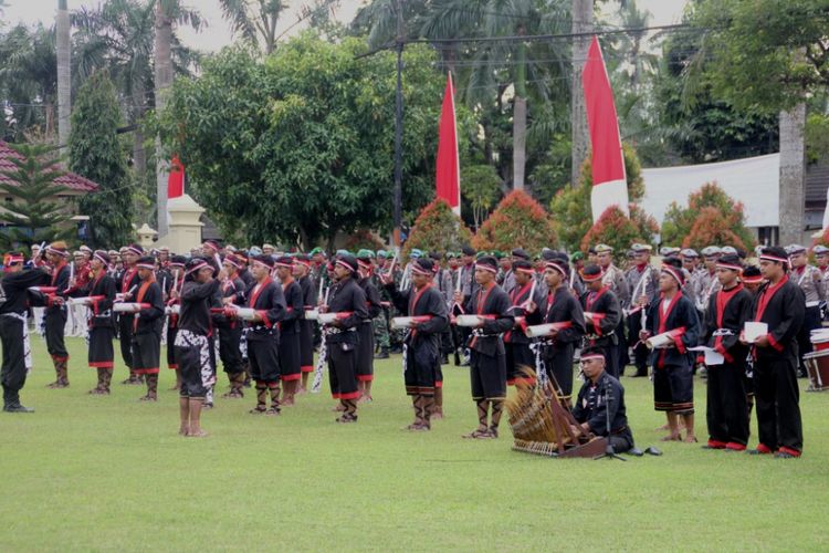 Atraksi kentongan meriahkan upacara HUT ke-71 Bhayangkara di halaman Polres Magelang, Senin (10/7/2017).