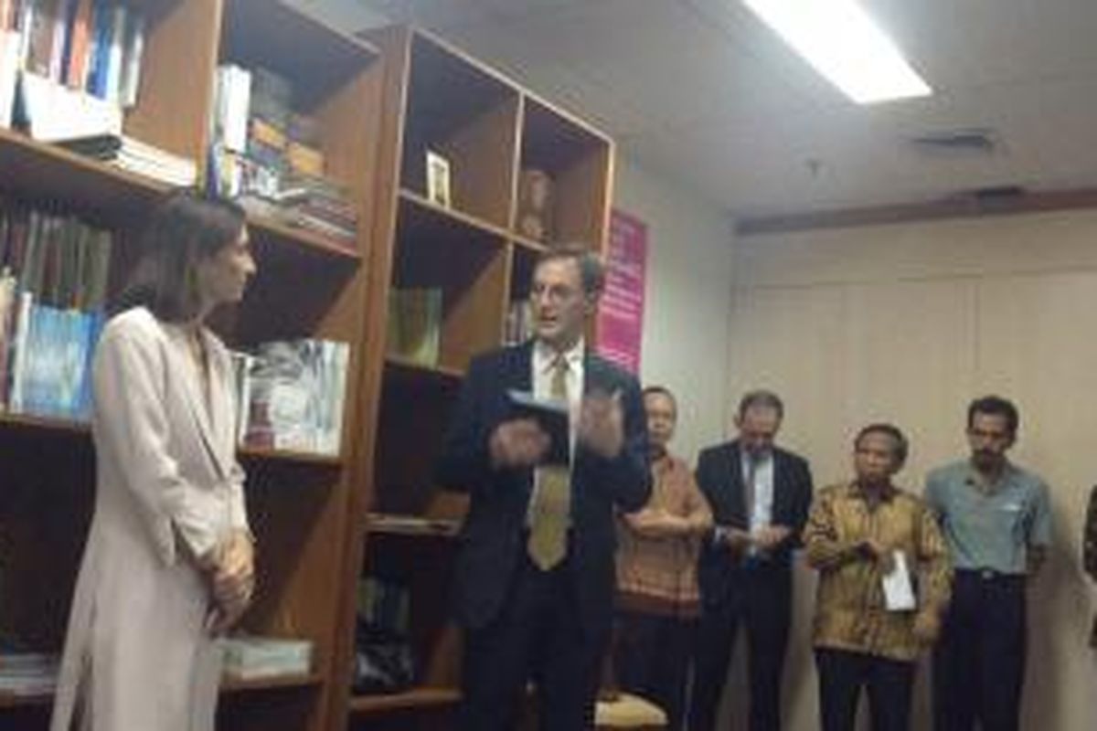 Michel Doisy dari Institut National Polytechnique de Toulouse memberikan sambutannya dalam pembukaan Maison de la Science francaise, Selasa (11/2/2014) di Kemang, Jakarta Selatan. Doisy menyampaikan harapannya di depan Duta Besar Prancis untuk Indonesia Corinne Breuzé. 