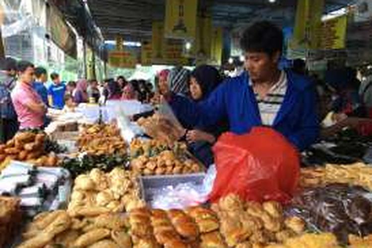 Salah satu gerai kue dan gorengan di Pasar Benhil, Jakarta Pusat. Pasar ini selalu ramai saat Ramadan.