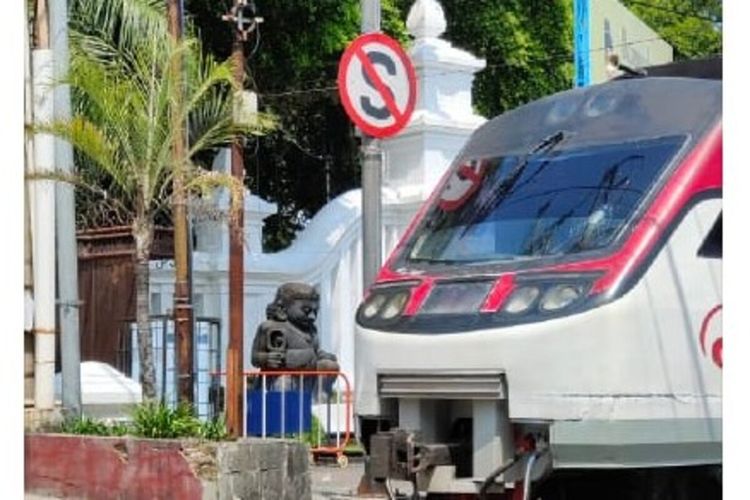 Tangkapan layar kaca depan Railbus Batara Kresna rute Solo Stasiun Purwosari – Wonogiri pergi pulang (PP) pecah dilempar batu di Kawasan Gladag tepatnya di seberang Bank BPD Jateng Slamet Riyadi Solo, Jawa Tengah, Minggu (28/8/2022).