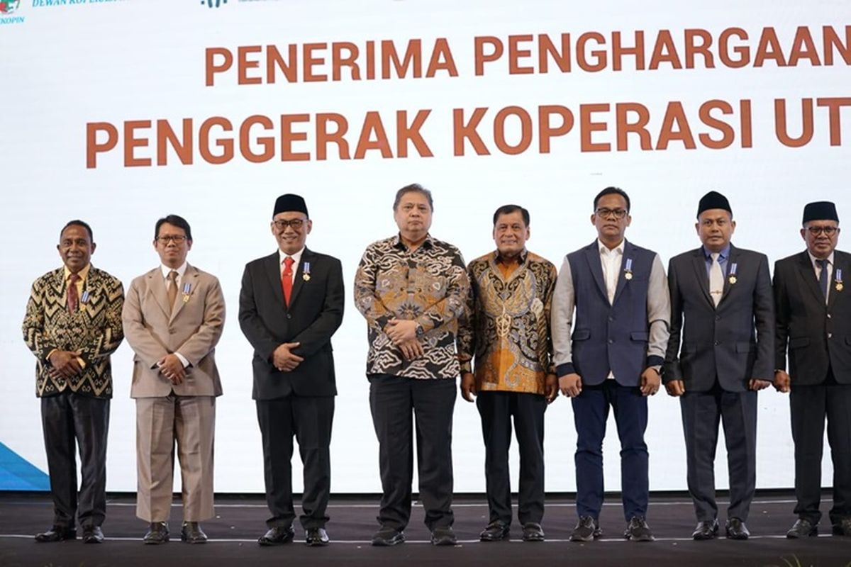 Wali Kota (Walkot) Cilegon Helldy Agustian meraih penghargaan bergengsi tingkat nasional sebagai Tokoh Penggerak Koperasi Utama dari Dewan Koperasi Indonesia (Dekopin) dalam peringatan Hari Koperasi Nasional ke-77 di Ballroom Harmoni One Hotel, Jumat (12/7/2024).