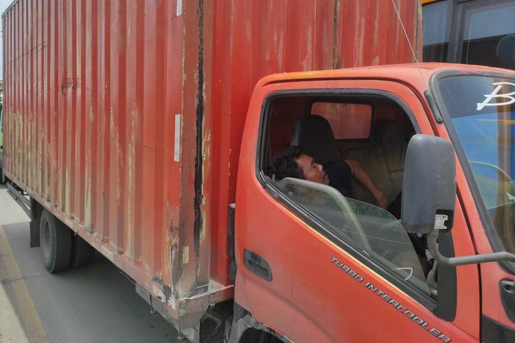 Momen sopir truk tidur saat situasi macet di Pantura Sayung, Kabupaten Demak, Jawa Tengah, Rabu (29/10/2025).