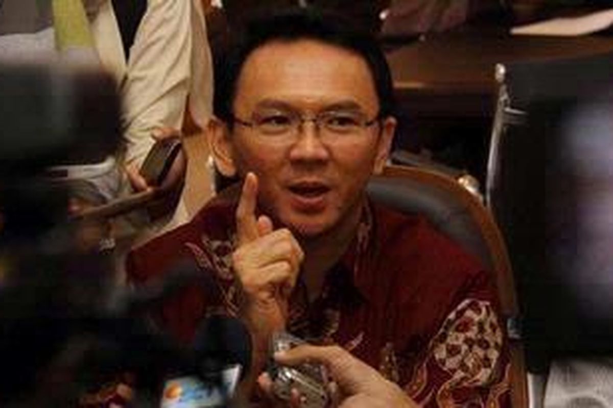 Wakil Gubernur DKI Jakarta, Basuki Tjahaja Purnama, diwawancara wartawan seusai menerima rombongan dari PT ASKES di Ruang kerjanya, Balaikota, Jakarta Pusat, Kamis (18/10/2012). Pertemuan tersebut membahas asuransi kesehatan bagi warga Jakarta.