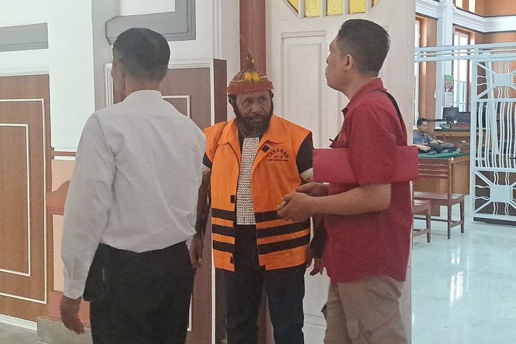 Mantan Bupati Mamberamo Tengah Ricky Ham Pagawak mengenakan rompi tahanan KPK sebelum memasuki ruang sidang Harifin Tumpa PN Tipikor Makassar, Rabu (23/8/2023).