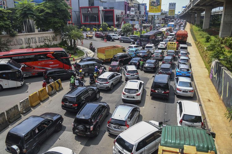 Sejumlah kendaraan terjebak kemacetan di Jalan Raya Kalimalang, Bekasi, Jawa Barat, Sabtu (7/5/2022). Ruas jalan arteri Kalimalang arah Bekasi terpantau mengalami kepadatan kendaraan hingga sekitar empat kilometer imbas dari diberlakukannya sistem satu jalur (one way) di Tol Jakarta-Cikampek.