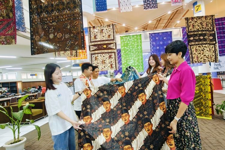 Dosen Desain Komunikasi Visual (DKV) PCU, Dr. Aniendya Christianna, S.Sn., M.Med.Kom dan mahasiswanya memamerkan hasil karya menggunakan teknologi masa depan untuk memperingati Hari Batik dan Hari Sumpah Pemuda yang berlangsung di Perpustakaan Petra Christian University, Gedung Radius Prawiro lantai 6 Surabaya, Jawa Timur, Senin (27/10/2025) siang.