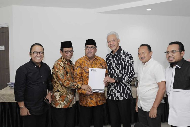 Rano Karno menerima Surat Keputusan sebagai Ketua TPD Ganjar-Mahfud untuk Provinsi Banten. Rano menargetkan suara lebih dari perolehan suara Jokowi pada Pemilu 2019 lalu.