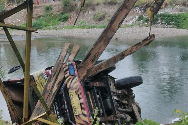 Dua orang penumpang travel jurusan Jambi-Bengkulu dinyatakan meninggal dunia setelah mobil Mitsubishi Canter yang mereka tumpangi jatuh ke sungai akibat jembatan putus saat mobil melintas.