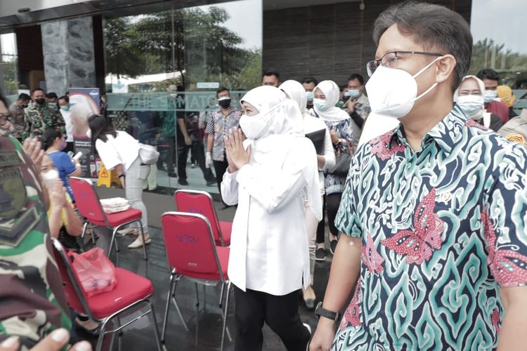 Indonesian Health Minister Budi Gunadi Sadikin and East Java Governor Khofifah Indar Parawansa monitors mass vaccination of the elderly at the Samator Building in the provincial capital Surabaya, Saturday (27/2/2021)