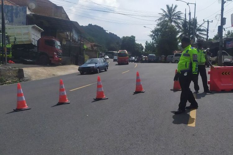 Polisi melakukan pengalihan arus di Simpang Nagreg, Kabupaten Bandung, Jawa Barat, Sabtu (30/4/2022).