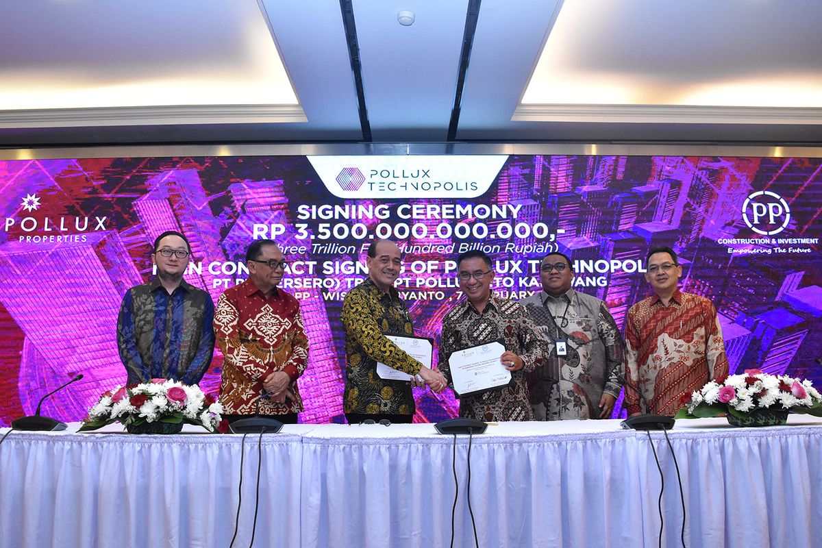 Penandatanganan kontrak kerjasama antara PT PP (Persero) Tbk. dengan PT Pollux Lito Karawang di Jakarta, Jumat (7/2/2020). Tampak dalam gambar Direktur Operasi 1 Anton Satyo Hendriatmo (ketiga dari kanan) dan Managing Director Pollux Properti Group RM. Suryo Atmanto (ketiga dari kiri).
