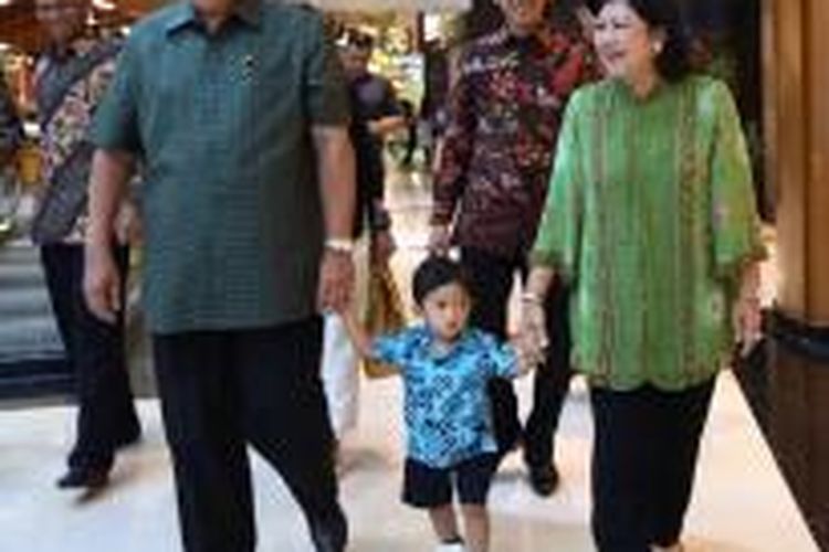 SBY bersama Ani Yudhoyono terlihat di sebuah mal di Jakarta