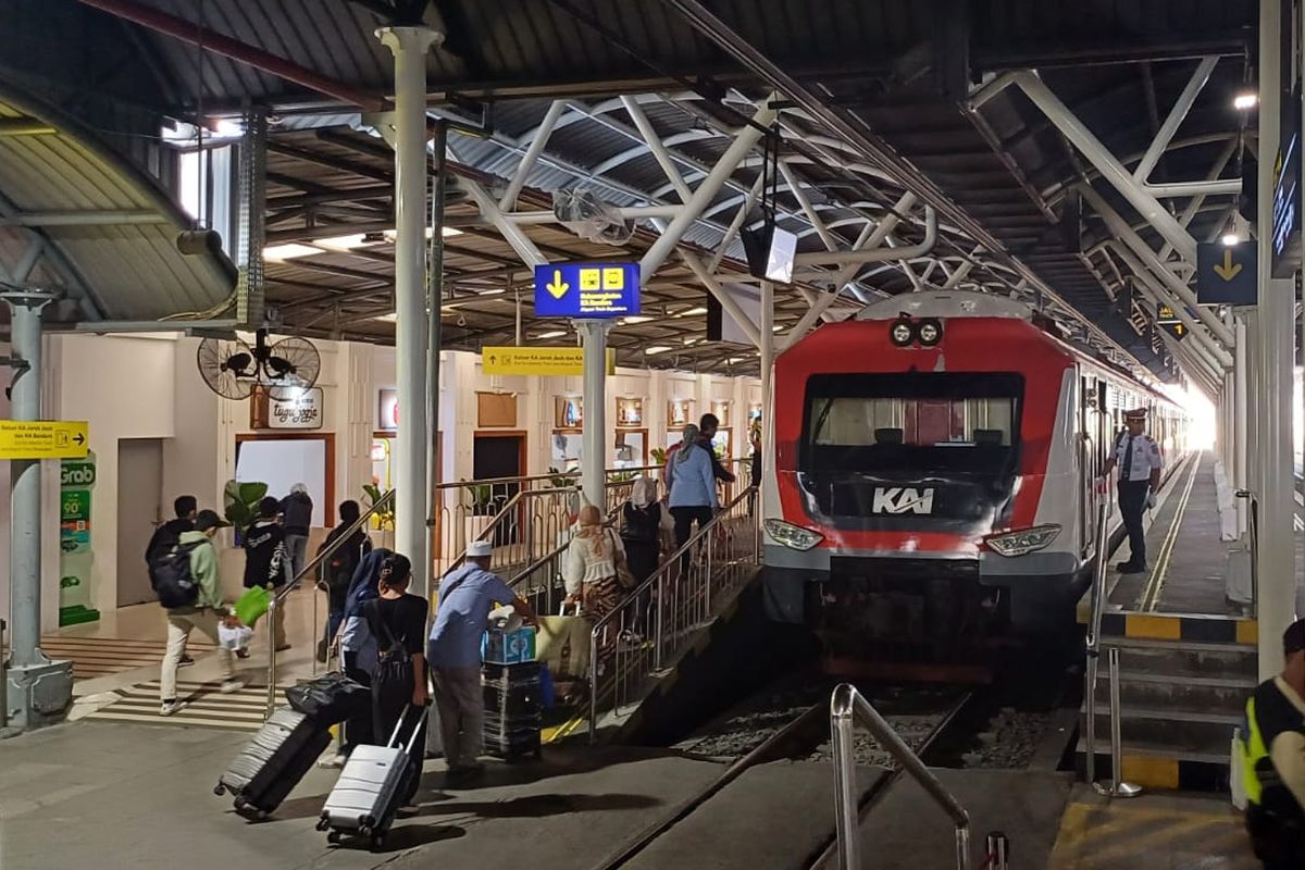 KRL Jogja-Solo di Stasiun Yogyakarta.