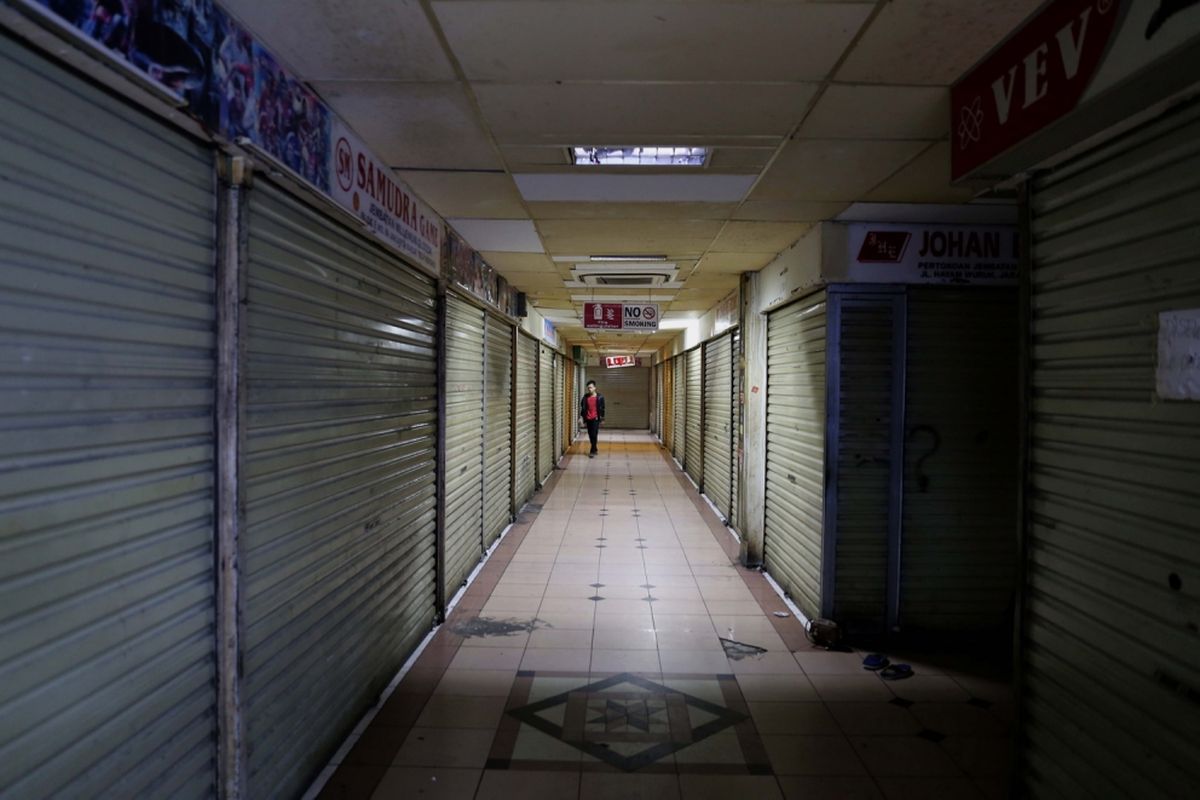 Suasana pusat perbelanjaan di Plaza Elektronik, Glodok, Jakarta barat, Rabu (14/7/2017). Meskipun perdagangan berjalan normal, kian hari pasar ini semakin sepi pembeli. Bahkan beberapa kios sudah beralih fungsi menjadi gudang untuk menyimpan dagangan.