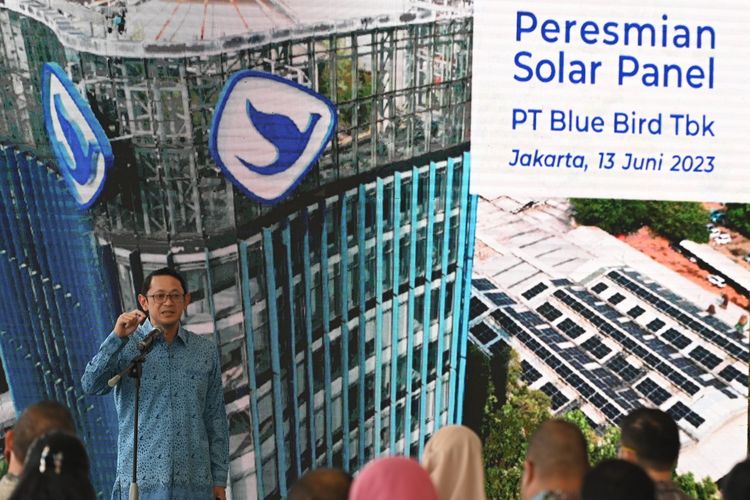 Wakil Direktur Utama PT Blue Bird Tbk Andre Djokosoetono memberikan kata rambutan saat peresmian solar panel di Kantor Pusat Bluebird, Mampang, Jakarta Selatan, Selasa (13/6/2023).
